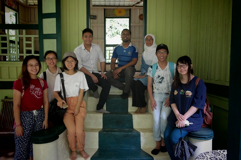 Dr Imran and his team together with Madam Kamariah Abdullah at the 760D Kampung House in Pulau Ubin