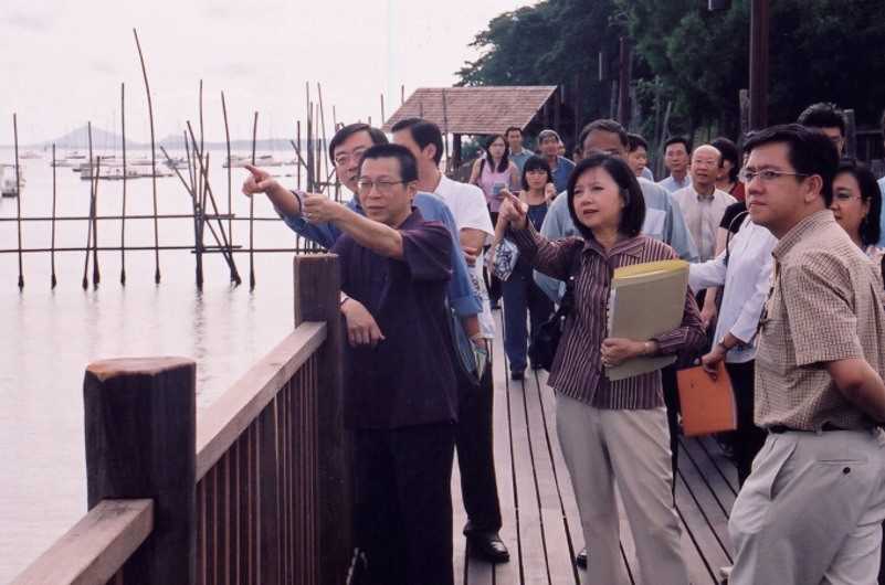 A visit by one of the Subject Groups to Changi Boardwalk with the then Minister for National Development, Mah Bow Tan